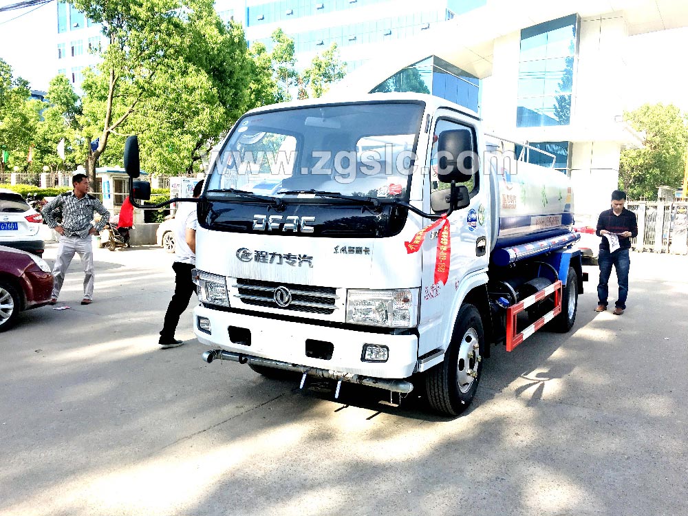 到湖北程力集團(tuán)訂購灑水車，現(xiàn)貨供應(yīng)隨時(shí)出發(fā)