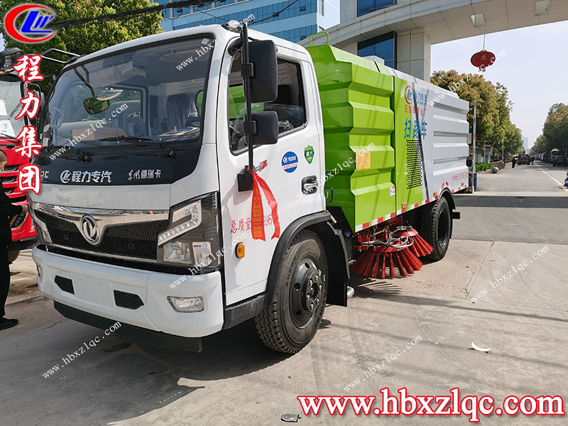 程力集團東風(fēng)福瑞卡掃路車，北京客戶到廠自提車并學(xué)習(xí)操作方法